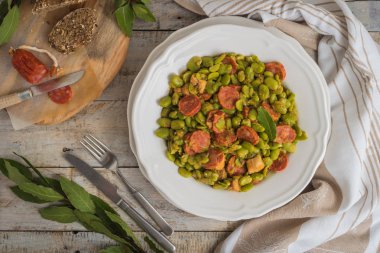 Chorizo ile geniş fasulye. Tipik Portekizce gıda