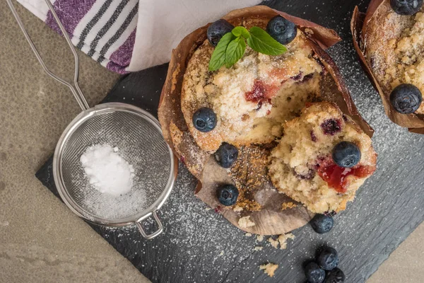 Pudra şekeri ve taze böğürtlenli yabanmersinli kek.