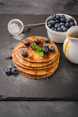 Yaban mersinli ve karamel şuruplu krep yığını.