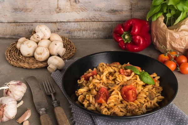 Ton balığı, mantar ve fesleğen İtalyan kepekli makarna. Taze pa