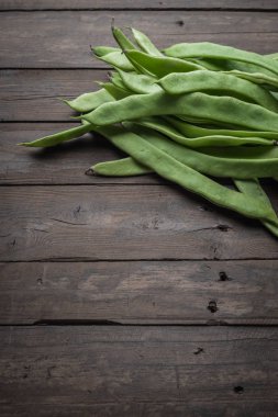 Tablo taze fasulye yığını. Yeşil koşucu fasulye. En iyi VI