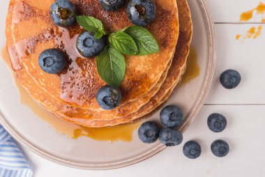 Yaban mersinli ve karamel şuruplu krep yığını.