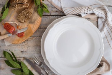 Gıda arka plan. Boş tabak, çatal bıçak takımı, chorizo sosis ekmek bir