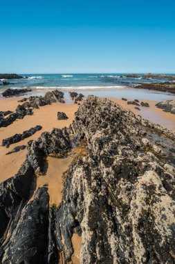 Kayalarda Almograve Alentejo, Portekiz ile plaj