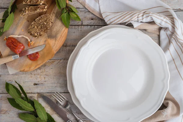 Gıda arka plan. Boş tabak, çatal bıçak takımı, chorizo sosis ekmek bir