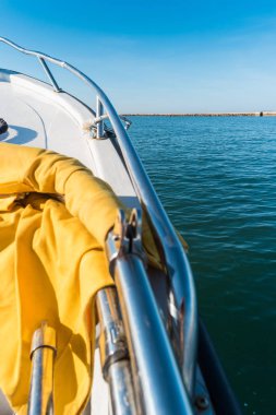 Okyanusun üzerindeki bir tekneye bakın. Egzotik yaz tatil gezisi yolculuk