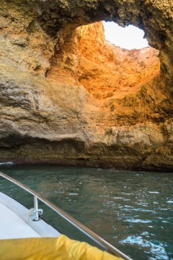 Benagil, Lagoa yakınındaki doğal altın kayalıklarla. Bu plaj ünlü turistik bölge Algarve bir parçasıdır. Okyanus üzerinde bir tekneden görüntülemek