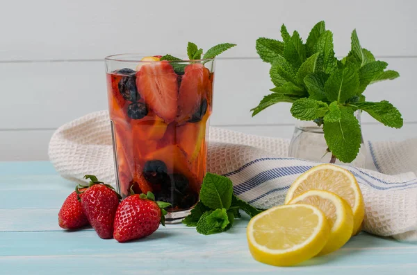 Acqua aromatizzata infusa di frutta Detox . — Foto Stock