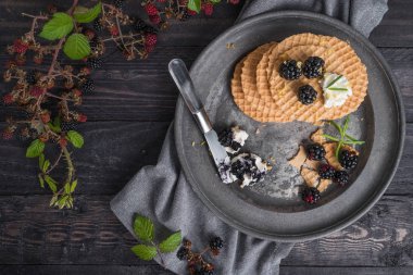 Sağlıklı kahvaltı. Yabani böğürtlen ve cr ile Belçika waffle