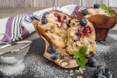 Pudra şekeri ve taze böğürtlenli yabanmersinli kek.