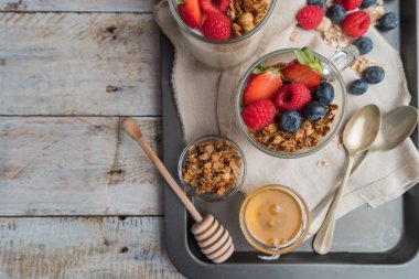 Ev yapımı granola, taze meyve ve yoğurt kahvaltı parfe