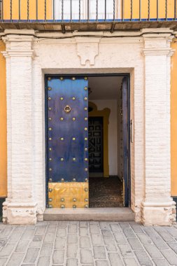 Sevilla, İspanya şehrine ahşap bir kapı detay.