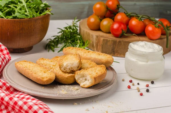 Vegetarisk rostat bröd med färskost, ruccola, tomater och rosmarin — Stockfoto