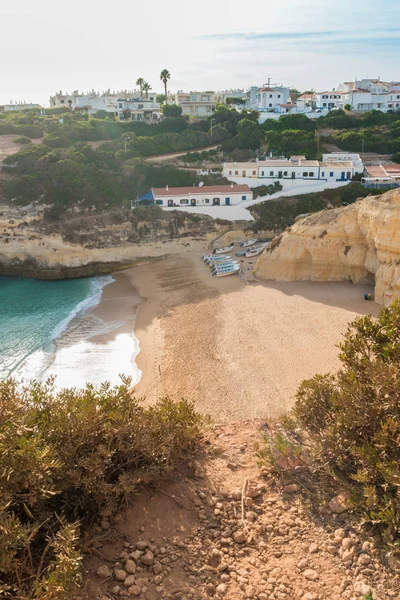 Vista sobre a praia de Benagil na costa algarvia Portugal . — Fotografia de Stock