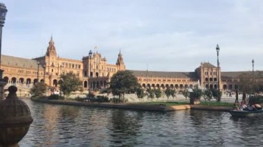 Sevilla, İspanya - 01 Ekim 2017: 1928 tarihinde inşa İspanya Meydanı (Plaza de Espana) Seville İspanya turistlere öyle bir Rönesans ve Mağribi stilleri karıştırma Bölgesellik Mimarlık örneği
