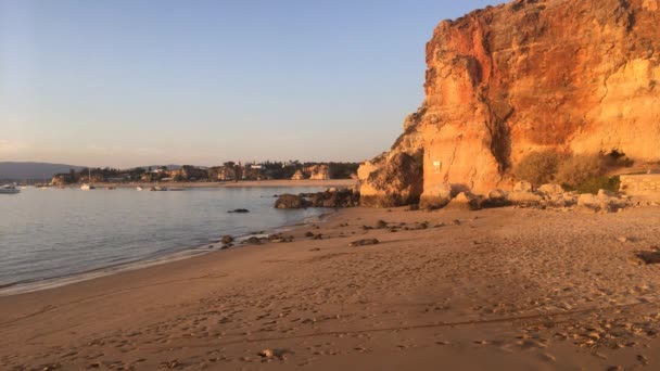 Veduta sulla spiaggia di Praia do Molhe a Ferragudo, Portimao, Algarve — Video Stock