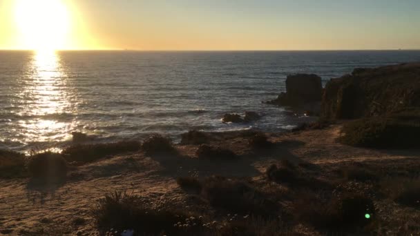 Solnedgång i Samouqueira beach med stenar i Porto Covo i Alentejo, Portugal. — Stockvideo