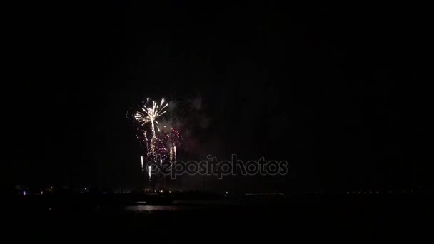 Fuegos artificiales de San Paio de Torreira una celebración que ocurre cada año en septiembre en Torreira - Aveiro, Portugal . — Vídeos de Stock