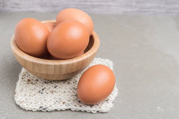 Huevos. Huevos de pollo en el paquete sobre un fondo de cemento —  Fotos de Stock