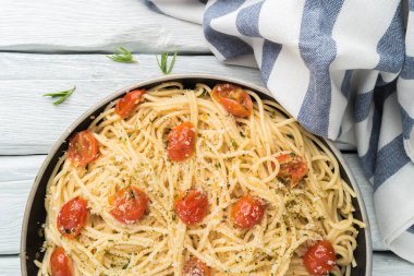 Spagetti makarna domates ve maydanoz ahşap tablo