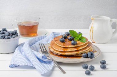 Yaban mersinli ve karamel şuruplu krep yığını.