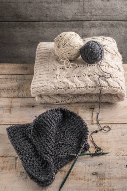 Vintage örgü iğne ve iplik üzerinde ahşap arka plan/doğal w