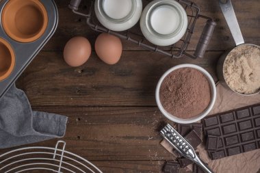 Malzemeler ahşap masa üzerinde rustik bir ortamda muffins pişirme