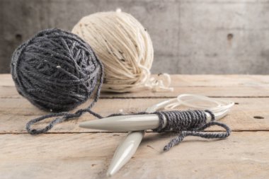 Vintage örgü iğne ve iplik ahşap arka plan/doğal yün örgü arka plan üzerinde