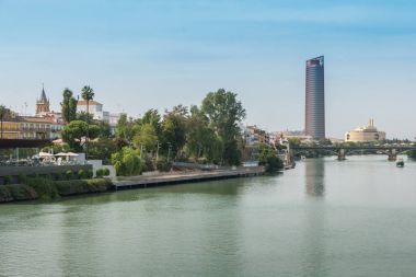 Guadalquivir Nehri Seville kule Triana Köprüsü Seville İspanya