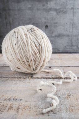 Ahşap arka plan/doğal yün örgü arka plan üzerinde iplik örgü vintage