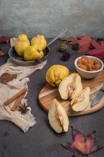 Quittenfrüchte Und Marmelade Einer Keramikschüssel Auf Der Tischplatte — Stockfoto