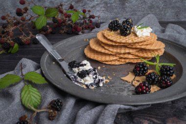 Sağlıklı kahvaltı. Yabani böğürtlen ve krem peynir ile Belçika waffle