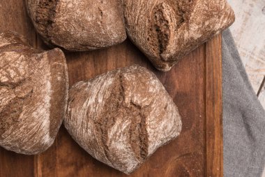 Malt ekmeği ahşap arka plan üzerinde el yapımı