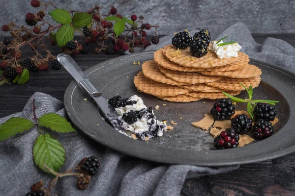 Sağlıklı kahvaltı. Yabani böğürtlen ve krem peynir ile Belçika waffle
