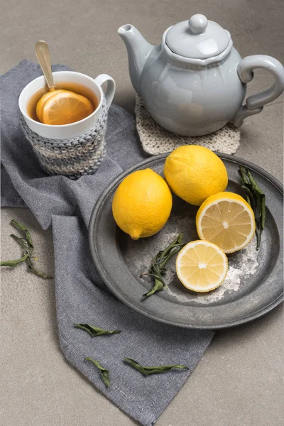 Kopje thee met citroen op tabel close-up. Gezondheidszorg traditionele — Stockfoto