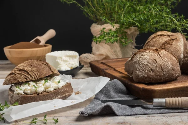 Zelfgemaakte boerderij brood met kwark wrongel en tijm kruid, mout bloem en gestremde melk room in kom — Stockfoto