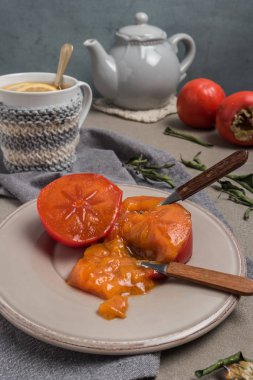 Trabzon hurması meyve tabağı ve limon çayı. Rustik arka planda