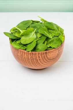 Kasede bahar ıspanak yaprakları. 