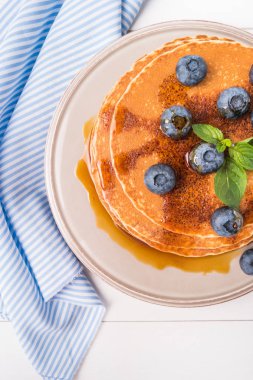 Yaban mersinli ve karamel şuruplu krep yığını.