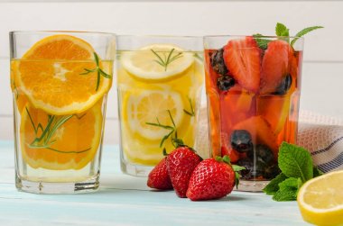 Detoks meyveli aromalı su. 