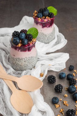 Chia puding parfe böğürtlen ve blueberry smoothie bir