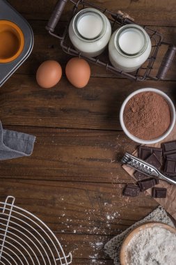 Malzemeler ahşap masa üzerinde rustik bir ortamda muffins pişirme