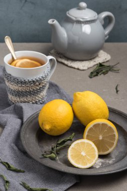 Tablo yakın çekim üzerinde limonlu çay fincan. Sağlık geleneksel 
