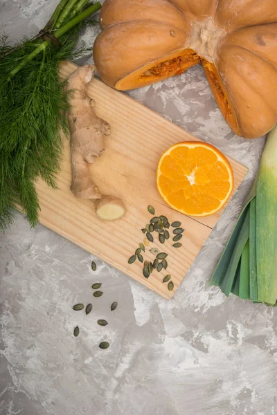 Zucca fresca affettata su una tavola da cucina e ingredienti per cucinare — Foto Stock