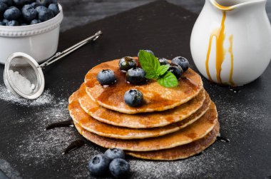 Bir yığın taze yaban mersinli krep.