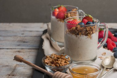 Ev yapımı granola, taze meyve ve yoğurt kahvaltı parfe