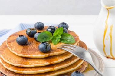 Yaban mersinli ve karamel şuruplu krep yığını.