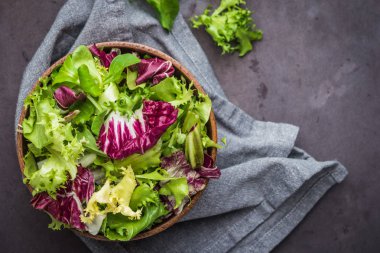 Salata karışımı ile rucola. Taze sebze salatası, sağlıklı yemek, salata