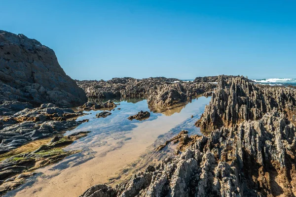 Beach with rocks in Almograve in Alentejo, Portugal — Stock Photo, Image