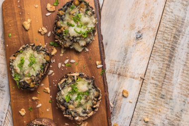 Sebze ve peynir ile doldurulmuş mantar kapaklar